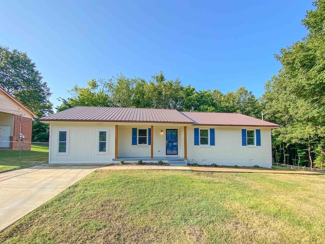 ranch-style home with a front yard