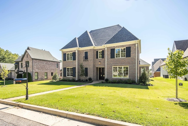 view of front of property featuring a front lawn