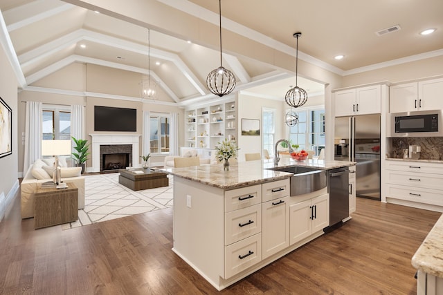 6625 Pidgeon Woods Cv, Memphis, TN 38119 - kitchen featuring vaulted ceiling, a chandelier, visible vents, stainless steel appliances, and a sink