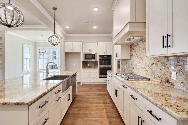 6625 Pidgeon Woods Cv, Memphis, TN 38119 - kitchen featuring light wood-type flooring, ornamental molding, visible vents, appliances with stainless steel finishes, and a sink