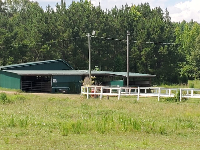 view of front of property featuring an outbuilding