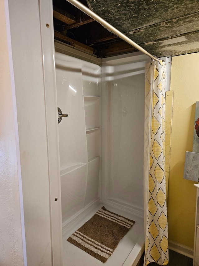 bathroom featuring a shower with curtain