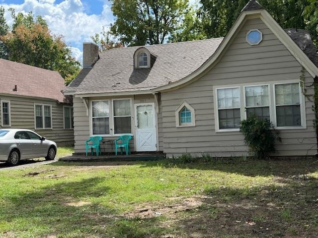 view of front of property with a front yard