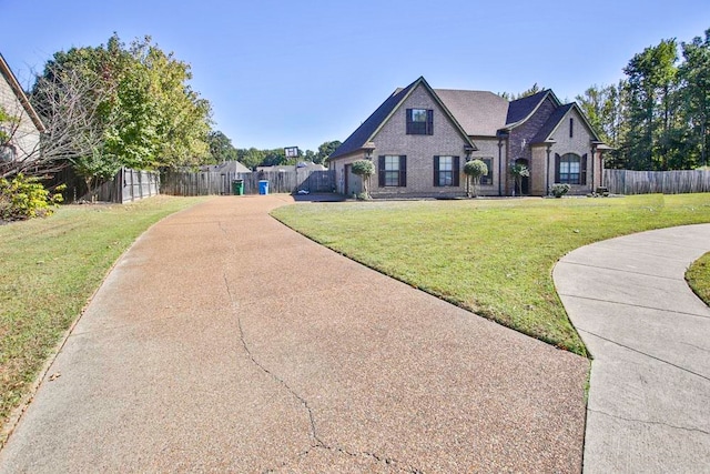 view of front of home featuring a front yard