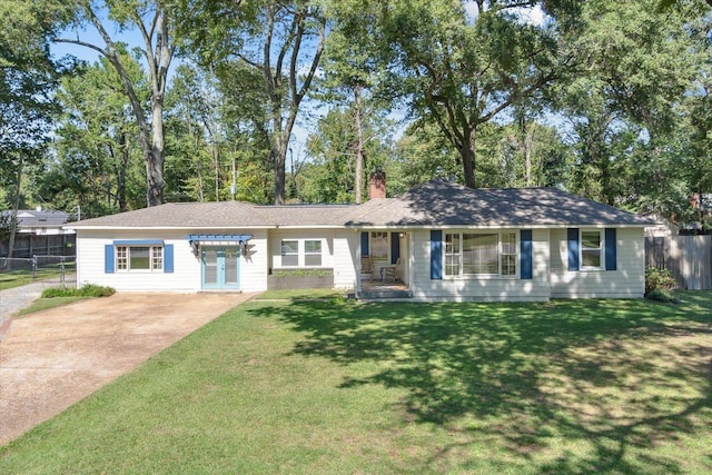 ranch-style house featuring a front yard