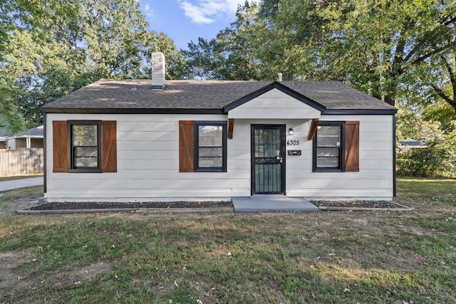 view of front of property featuring a front yard