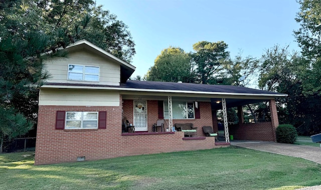 view of front of home featuring a porch, a carport, and a front yard