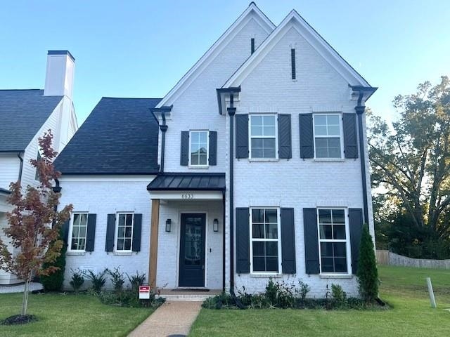 view of front of property featuring a front lawn