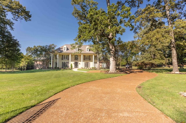 view of front of property featuring a front yard