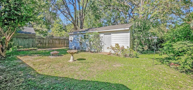 view of yard featuring a shed