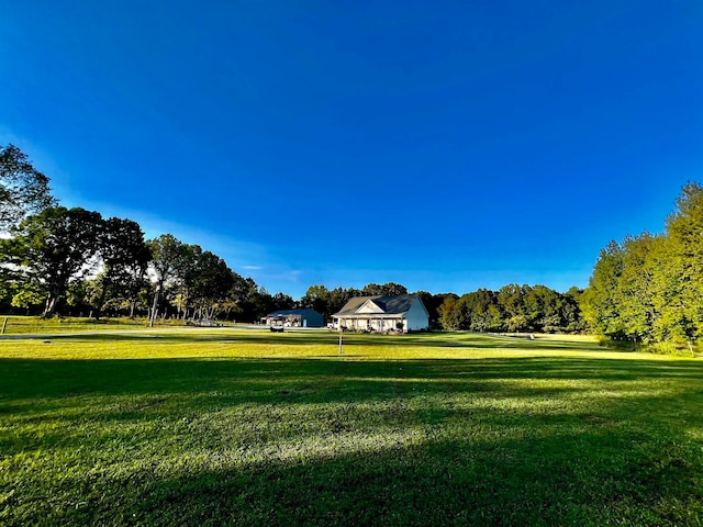 view of property's community featuring a lawn