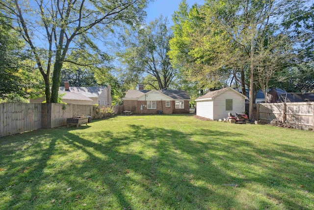 view of yard featuring a storage shed