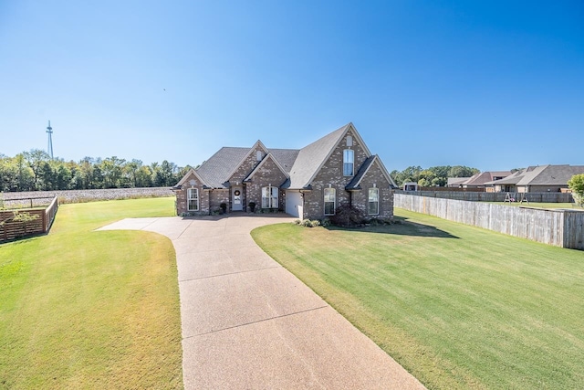 view of front of property featuring a front yard