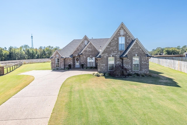 view of front of home featuring a front lawn