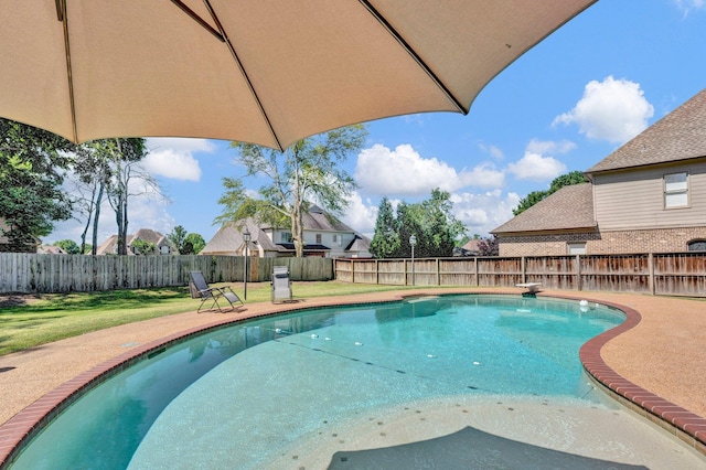 view of pool featuring a lawn