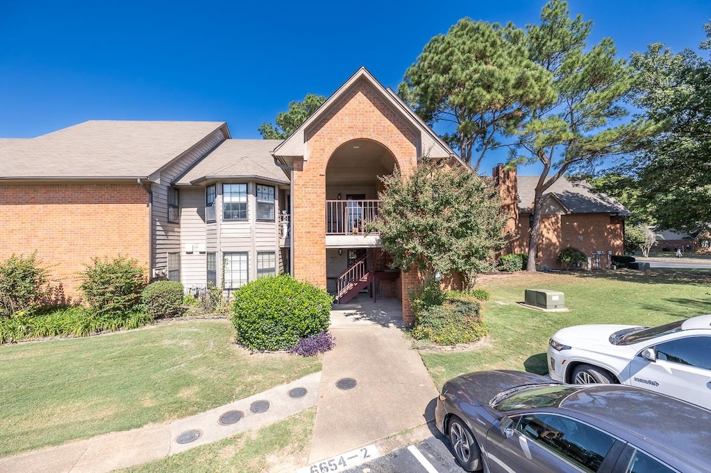 view of front of property featuring a front yard