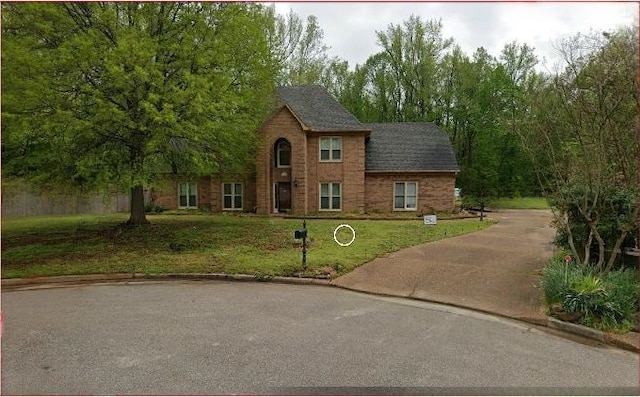 view of front of home featuring a front lawn