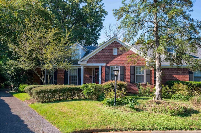 view of front facade with a front yard