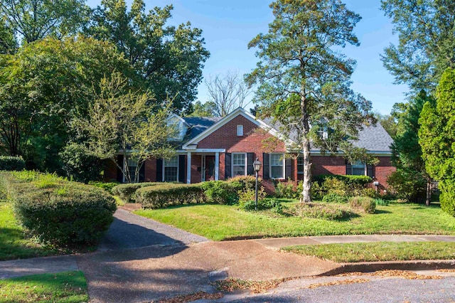 view of front of property featuring a front yard