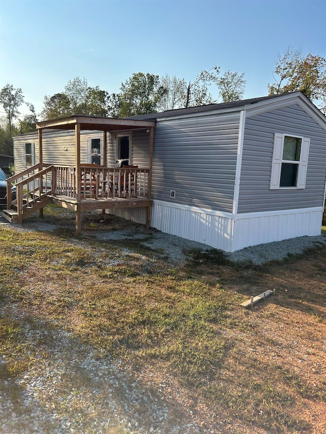 manufactured / mobile home featuring a front lawn