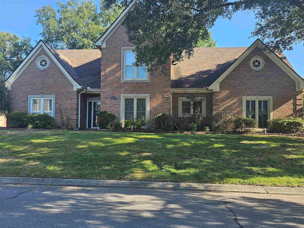 view of front of property featuring a front lawn