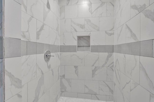 room details featuring a tile shower