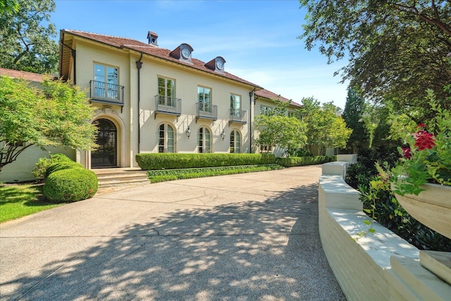 view of front of property featuring a balcony