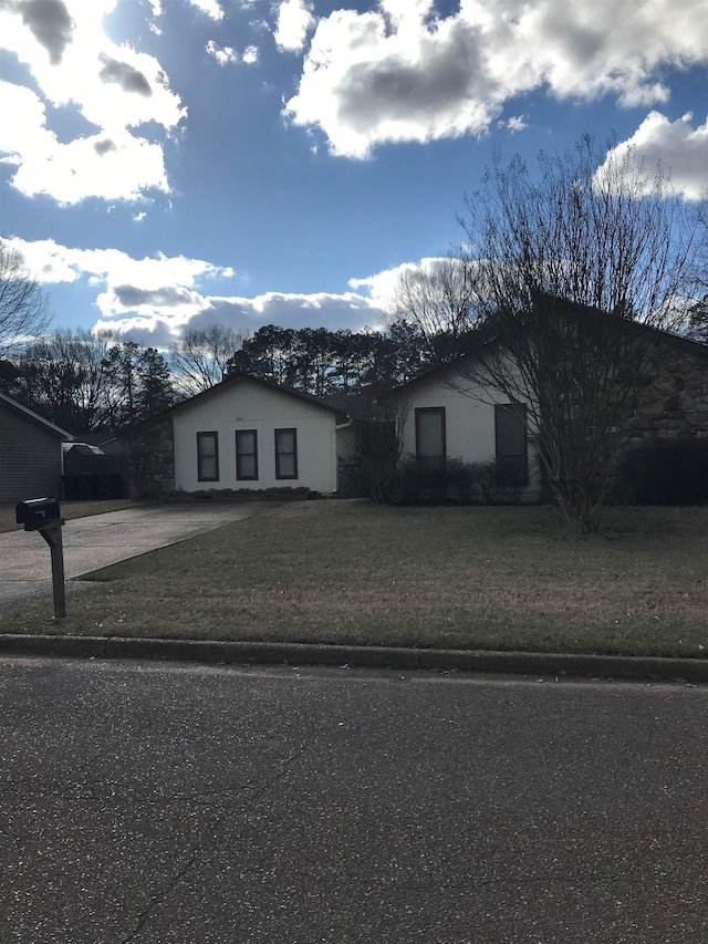 single story home featuring a front yard