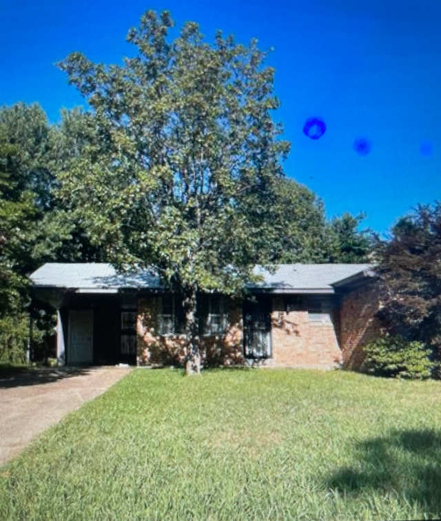 view of front of home featuring a front lawn