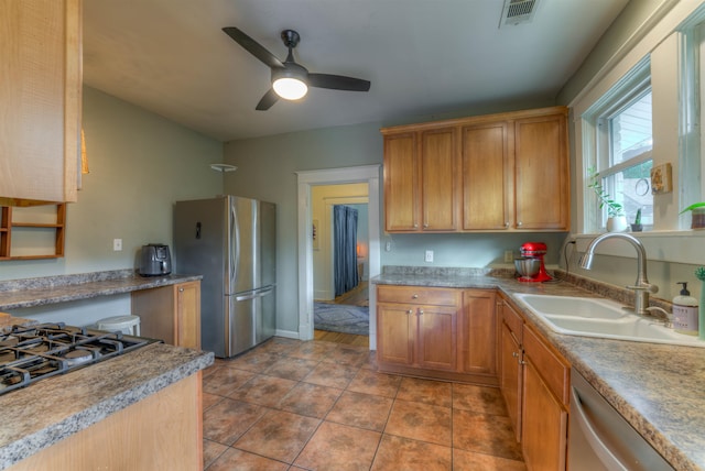 kitchen featuring stainless steel appliances, light tile patterned flooring, sink, and ceiling fan