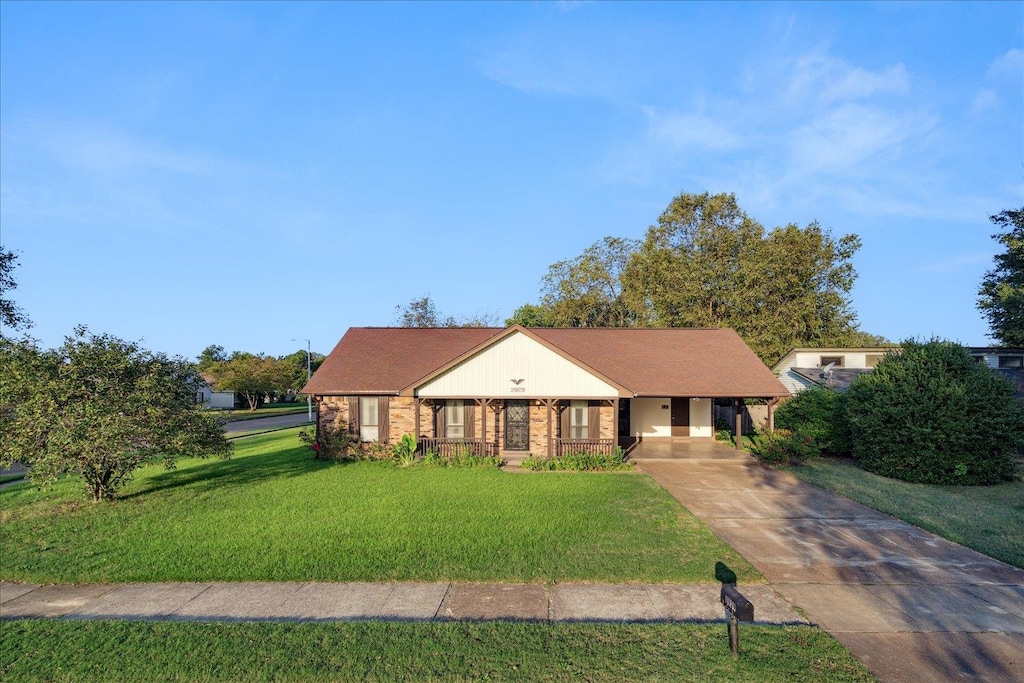 single story home with a front lawn