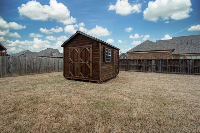 view of outdoor structure featuring a yard