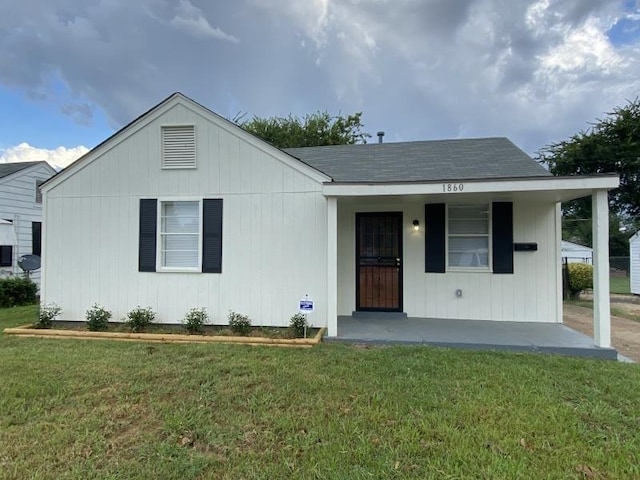 view of front of property featuring a front lawn