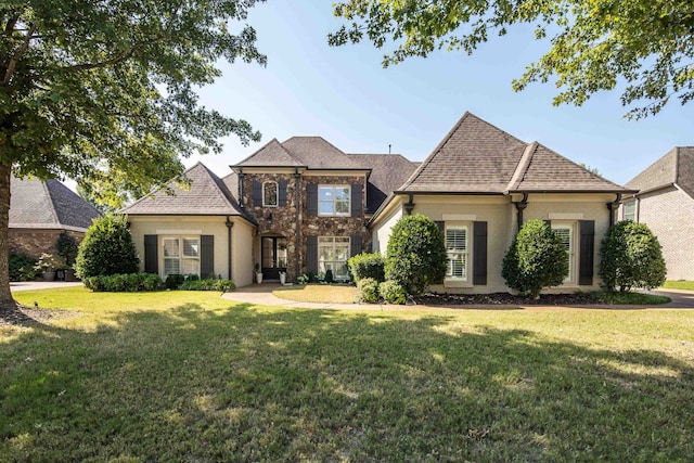 view of front of property featuring a front lawn