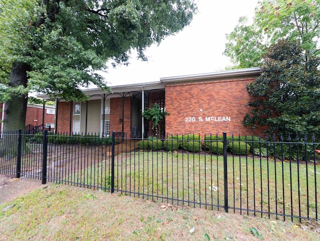 view of front facade with a front yard