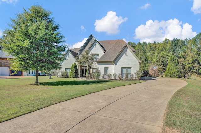 view of front of home featuring a front lawn