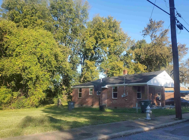 view of front of home with a front lawn