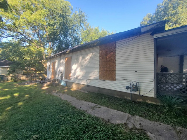 view of side of property featuring a yard