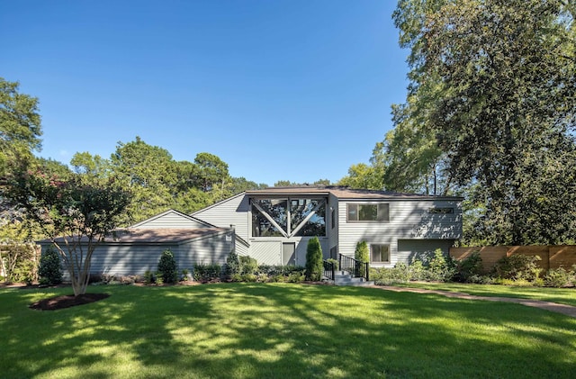 view of front of home featuring a front lawn