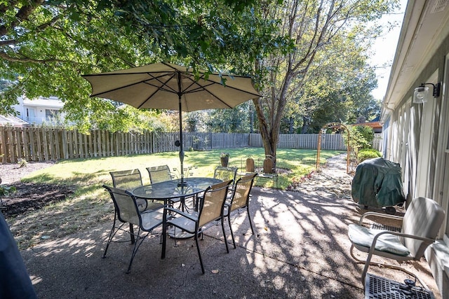 1842 Swynford Ln, Collierville, TN 38017 - view of patio featuring outdoor dining area and a fenced backyard