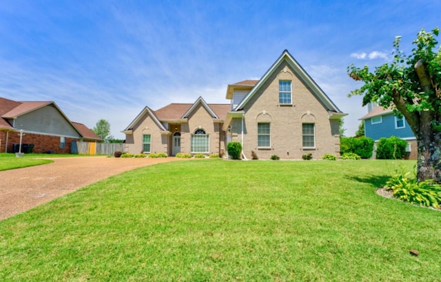 view of front facade featuring a front lawn