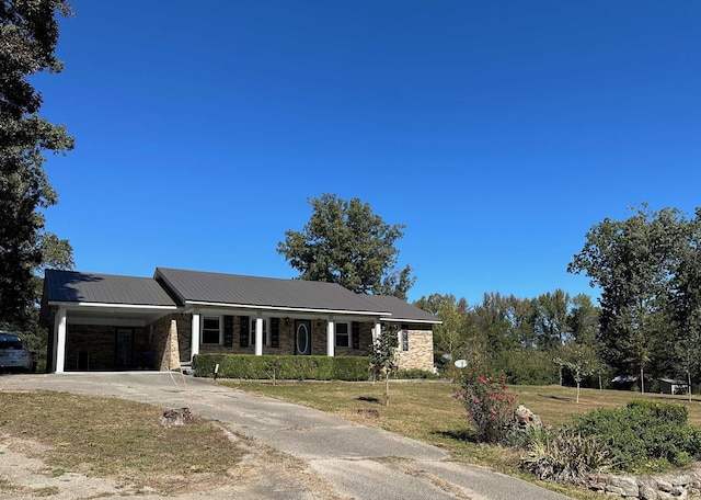 single story home featuring a front yard