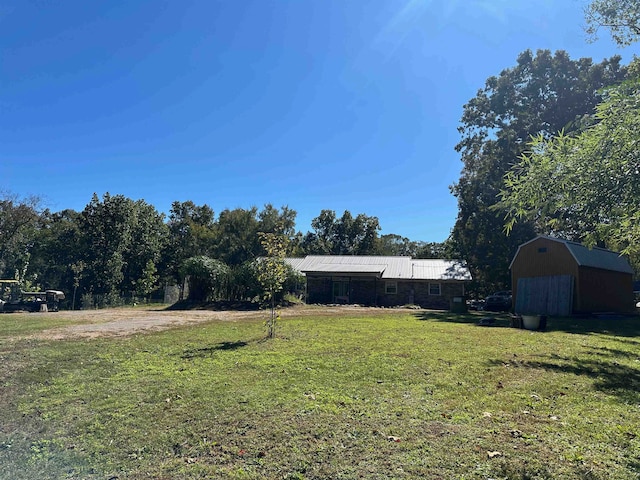 view of yard with a shed