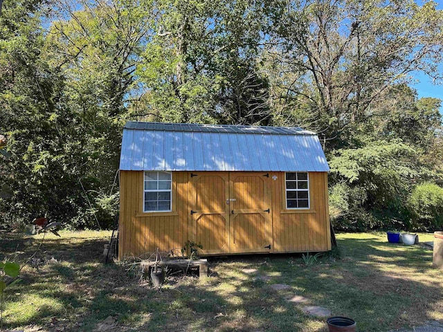 view of outdoor structure with a yard