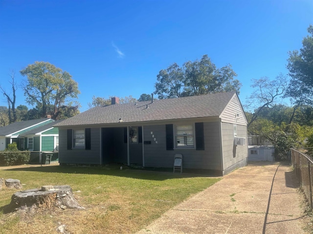 view of front of property with a front yard