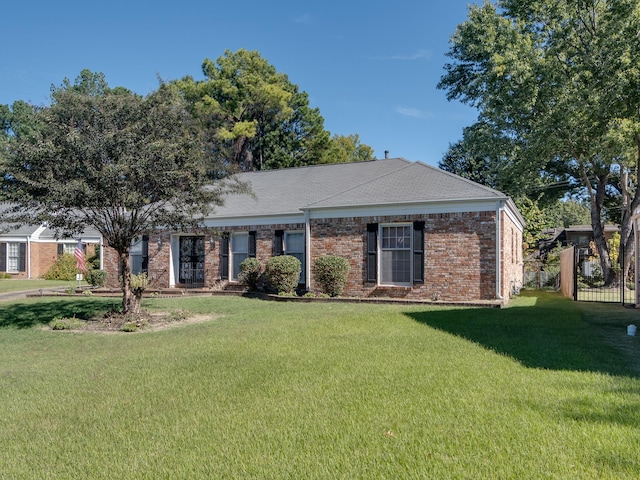 ranch-style house featuring a front yard