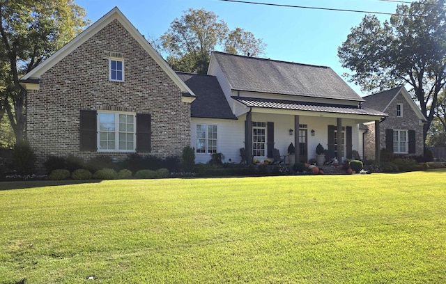 view of front of property featuring a front yard