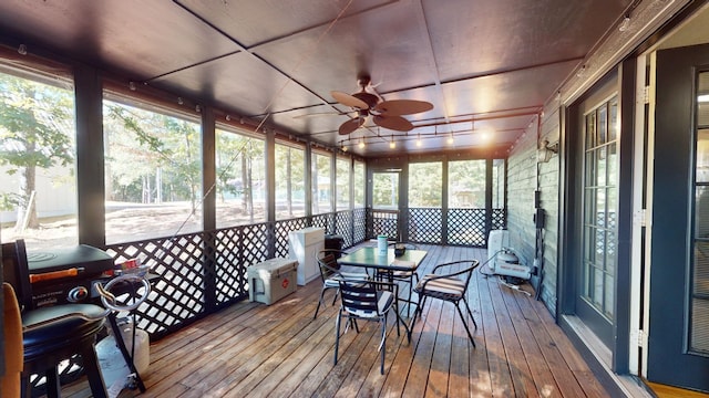 sunroom with ceiling fan