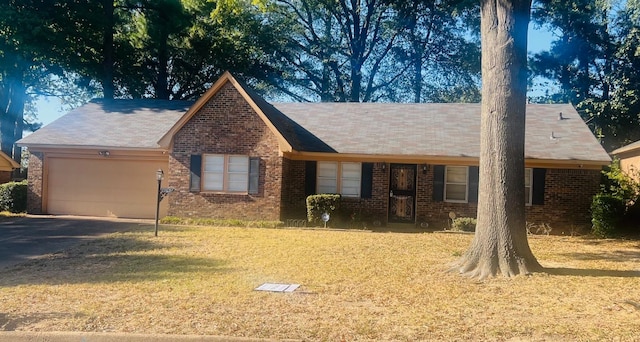 view of front of home featuring a front yard and a garage