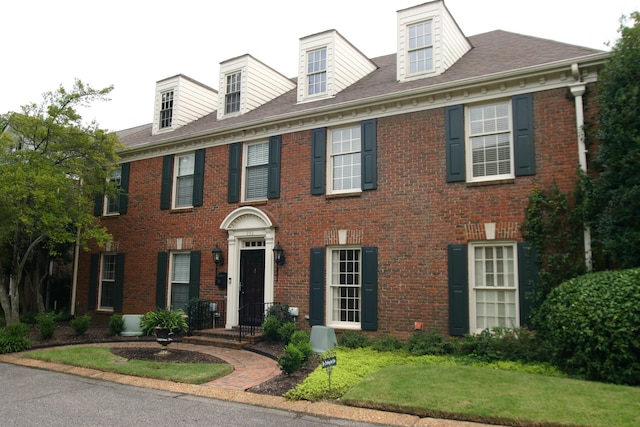 colonial house featuring a front yard